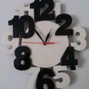 reloj blanco y negro